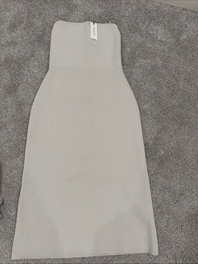 Aritzia Strapless Light Beige Bodycon Midi DressSize is S